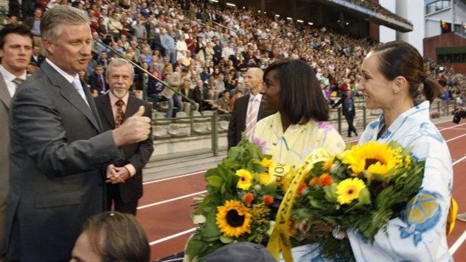 Belgický korunní princ Philippe ukazuje krajance Kim Gevaertové, vítězce na 200 m: "Jsi jednička!"