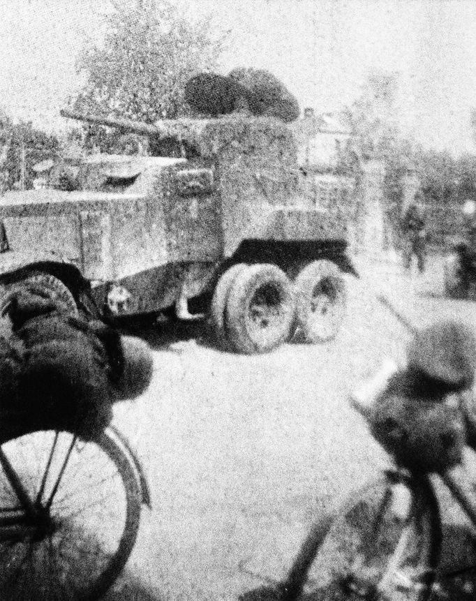 Řevnice, 6. května 1945. Příjezd kolony nákladních automobilů s příslušníky 1. pěšího pluku ROA na náměstí Victoria (dnes Krále Jiřího z Poděbrad).