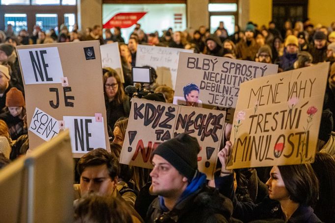 Demonstrace za spravedlnost pro oběti sexuálního násilí před Ministerstvem spravedlnosti.