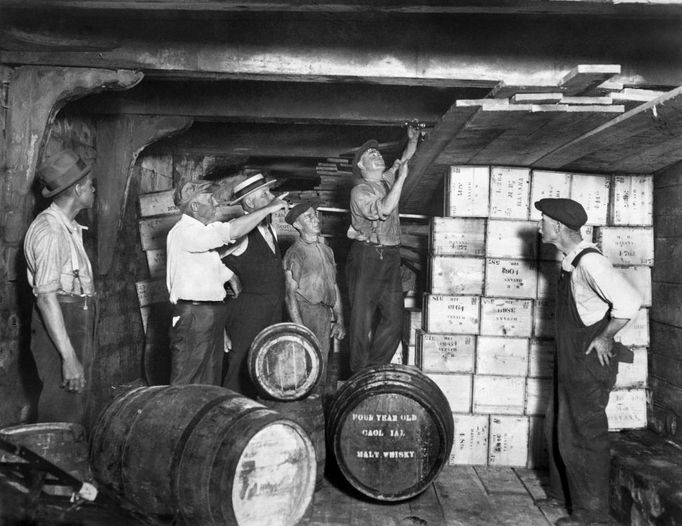 1Popis: Camouflage that failed: Schooner Nantisco at the Army Base, Brooklyn, after capture by revenue agents, who discovered 3,000 cases of liquor concealed under a load of lumber. July 16, 1925. (The New York Times)