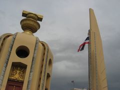 V centru bangkokského Památníku demokracie je symbolicky vyobrazena ústava, kterou se thajské království v roce 1932 změnilo v konstituční monarchii