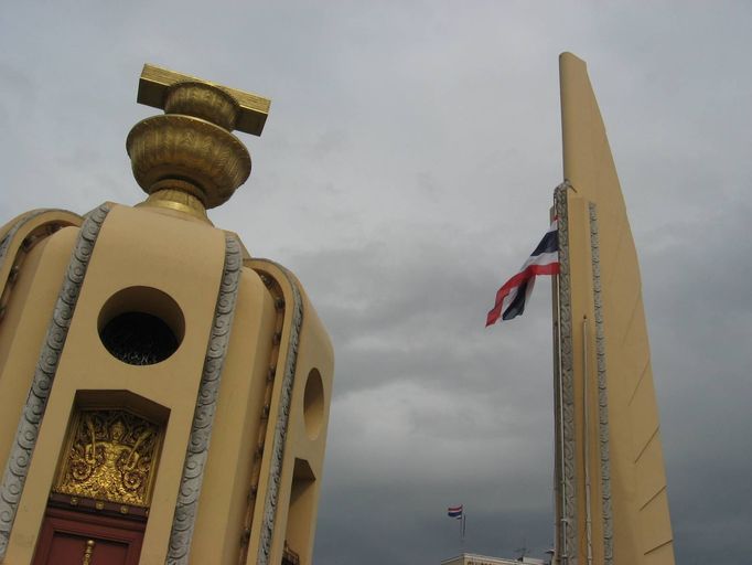 V centru bangkokského Památníku demokracie je symbolicky vyobrazena ústava, kterou se thajské království v roce 1932 změnilo v konstituční monarchii