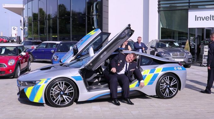 Policie bude pomáhat a chránit v supersportovním BMW i8