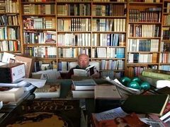 Australský spisovatel Thomas Keneally ve své knihovně
