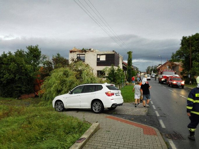 Vichřice, která se prohnala Bohuslavicemi na Náchodsku, strhla až třetinu střech v obci.