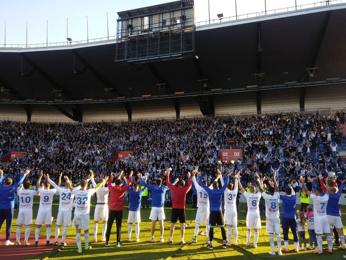 Ostravští fotbalisté slaví s fanoušky vítězství nad Slavií v zápase 10. ligového kola.