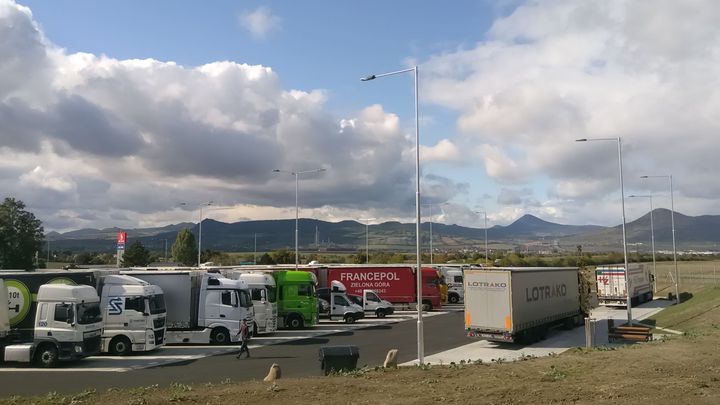 Na dálnici D8 otevřely desítky nových odpočívadel. Kamioňáci je hned obsadili