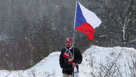 Fanoušky českých reprezentantů neodradily ani občasné sněhové přeháňky. Podívejte se, čí vítězství v Vesci viděli.