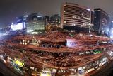 Demonstrace proti prezidentce v Jižní Koreji probíhají už víc než měsíc. Počet lidí v ulicích postupně narůstá.