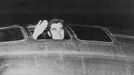 Pilot bombardéru Enola Gay Paul Tibbets mává z kokpitu těsně před startem letu, při kterém Spojené státy svrhly atomovou bombu na japonské město Hirošima.