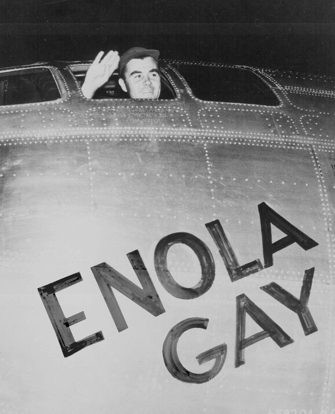 Pilot bombardéru Enola Gay Paul Tibbets mává z kokpitu těsně před startem letu, při kterém Spojené státy svrhly atomovou bombu na japonské město Hirošima.