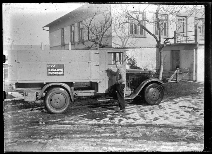 Archivní snímky neznámých autorů z let cca1900-1945, které zachraňuje fotograf Martin Wágner v rámci projektu "Negativy z popelnice" a dokumentuje tak zmizelý svět.