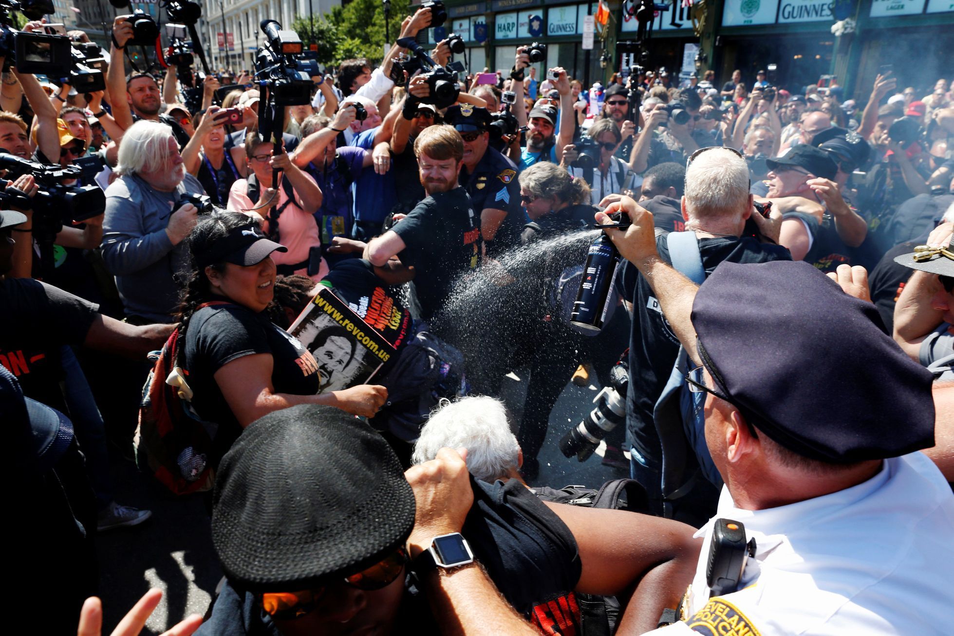 Clevelandský policista sprejuje skupinu protestujících, kteří se pokusili spálit americkou vlajku