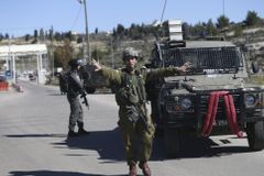 Při čtyřech palestinských útocích zemřel jeden člověk, přes deset lidí utrpělo zranění