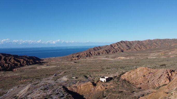 Pohled z dronu na strojovnu a těžební areál, v pozadí jezero Issyk-Kul.