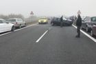 Při nehodě na D6 u Prahy se lehce zranilo šest lidí, dálnice je již průjezdná