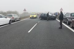 Při nehodě na D6 u Prahy se lehce zranilo šest lidí, dálnice je již průjezdná