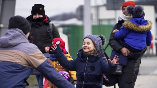 Radostné shledání rodiny. Uprchlíci z Ukrajiny na polské straně hranice v obci Medyka v podkarpatském vojvodství v Polsku. 27. 2. 2022