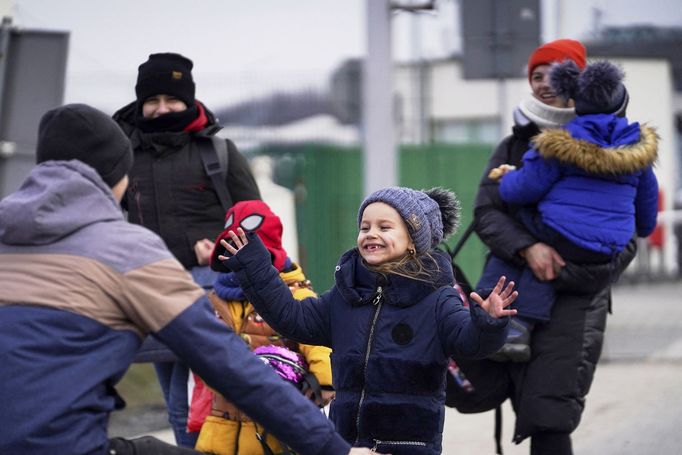 Radostné shledání rodiny. Uprchlíci z Ukrajiny na polské straně hranice v obci Medyka v podkarpatském vojvodství v Polsku. 27. 2. 2022