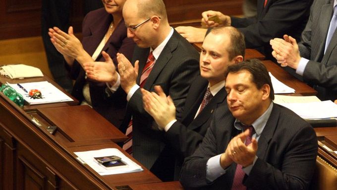 Momentka z posledního jednání sněmovny. Jiří Paroubek a další poslanci ČSSD tleskají: Vládě překazili plán s vojenskými misemi a zasadili se o zrušení poplatků.