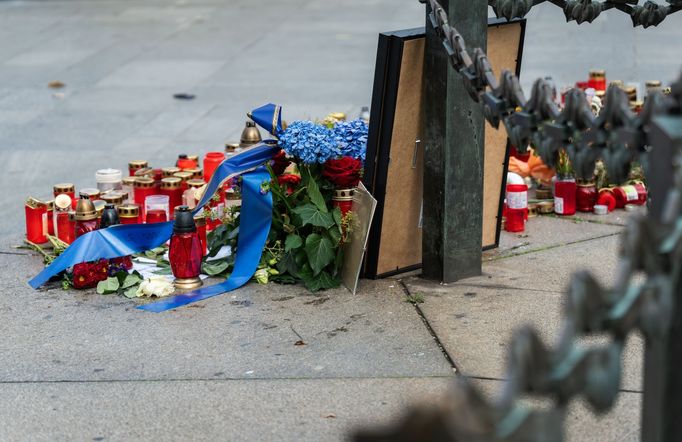 Na pražské Václavském náměstí vzniklo pietní místo pro zavražděnou Ukrajinku Irynu Zarutskou i republikánského influencera Charlieho Kirka. Jeho portrét ale zmizel.