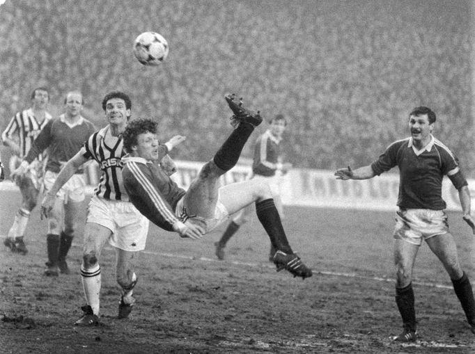 Sparta Praha - Juventus Turín, odvetné čtvrfinále zápasu PMEZ ve fotbale v Praze na Letné - Stanislav Giga odkopává míč, vpravo Petar Novák, vlevo přihlíží Massimo Bonini