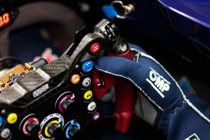 Detail volantu monopostu Toro Rosso, který svírají ruce Daniela Ricciarda.