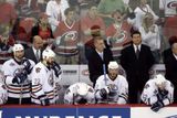 Hokejisté Edmnotonu stojí se svěšenými hlavami po prohraném sedmém zápase finále Stanley Cupu.