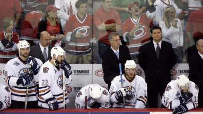 Hokejisté Edmnotonu stojí se svěšenými hlavami po prohraném sedmém zápase finále Stanley Cupu.