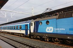 Vlaky mezi Prahou a Ostravou nejezdily, u Jistebníku strhl vlak trakční vedení