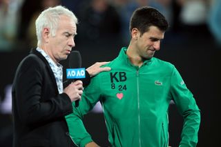 Novak Djokovič a John McEnroe ve čtvrtfinále Australian Open 2020