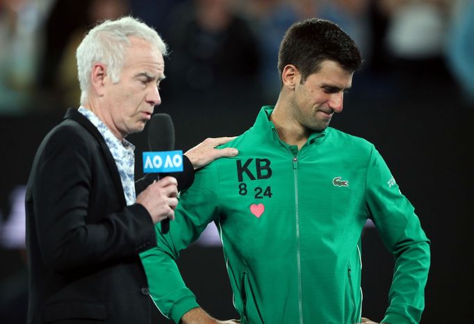 Novak Djokovič a John McEnroe ve čtvrtfinále Australian Open 2020