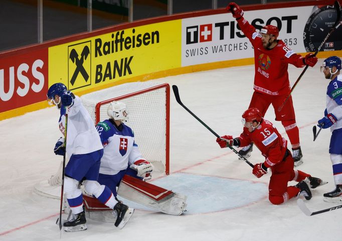 Běloruští hokejisté slaví gól do sítě Slováků.