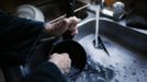 Mary Herring, 78, washes dishes in her trailer in which she has lived for 20 years, in Village Trailer Park in Santa Monica, California, July 12, 2012. Developer Marc Luzzatto wants to relocate residents from the trailer park to make way for nearly 500 residences, office space, stores, cafes and yoga studios, close to where a light rail line is being built to connect downtown Los Angeles to the ocean. Village Trailer Park was built in 1951, and 90 percent of its residents are elderly, disabled or both, according to the Legal Aid Society. Many have lived there for decades in old trailers which they bought. The property is valued at as much as $30 million, according the LA Times. Picture taken July 12, 2012. REUTERS/Lucy Nicholson (UNITED STATES - Tags: POLITICS REAL ESTATE BUSINESS SOCIETY) Published: Čec. 14, 2012, 6:44 dop.