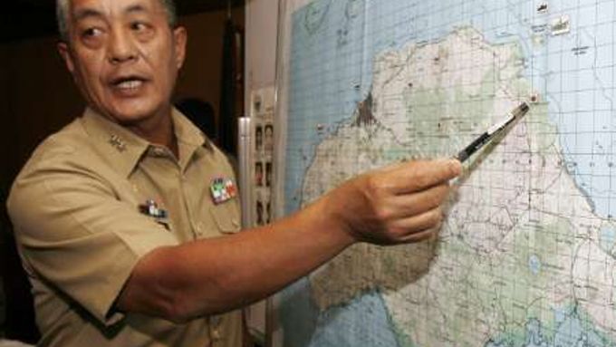 Generál filipínských námořních sil Nelson Allaga ukazuje na mapě ostrova Jolo místo střetu vládních jednotek s povstalci ze skupiny Abu Sayyaf