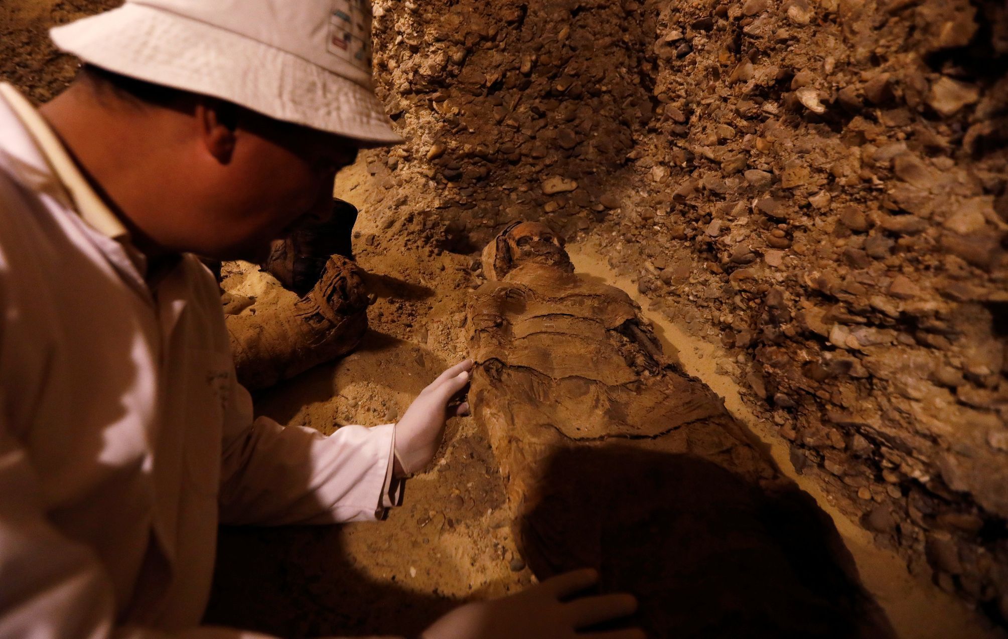 Archeologové objevili v egyptské provincii Mínjá jižně od Káhiry starověké pohřební komory, ve kterých se nachází asi 40 mumií různé velikosti i pohlaví.