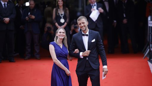 Fotbalista Tomáš Souček s manželkou Natálií.