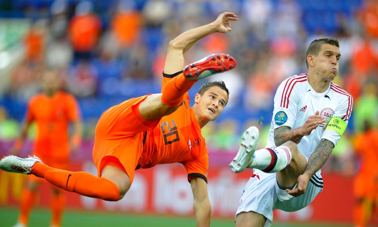 Ibrahim Afellay a Daniel Agger v utkání Nizozemska s Dánskem v základní skupině B na Euru 2012