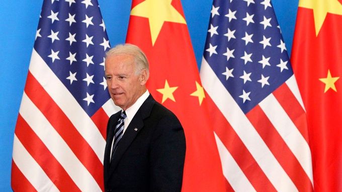 Hvězdy, pruhy a hvězdičky... Joe Biden při návštěvě Číny v roli amerického viceprezidenta za vlády Baracka Obamy.