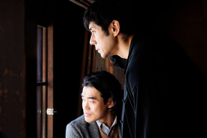 Nahoře je Hidetoši Nišidžima jako Júsuke Kafuku, dole Jin Dae-yeon coby Yoon-su.