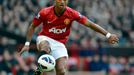 Fotbalista Manchesteru United Nani si zpracovává míč v 6. kole anglické Premier League s Tottenhamem Hottspur.