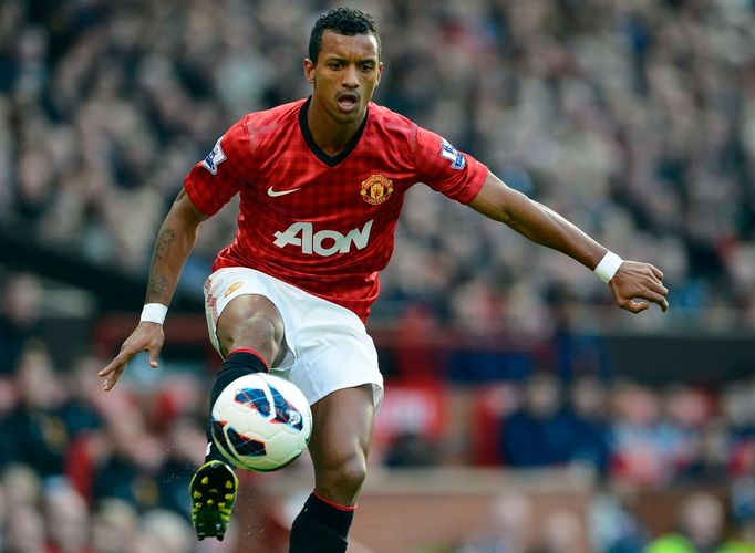 Fotbalista Manchesteru United Nani si zpracovává míč v 6. kole anglické Premier League s Tottenhamem Hottspur.