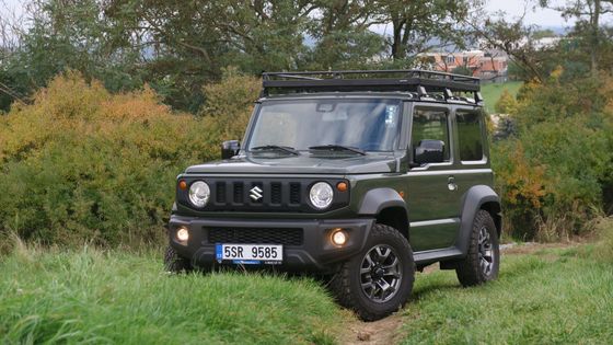 Autem, které za tři roky zdražilo o polovinu. Suzuki Jimny překonává terén i inflaci