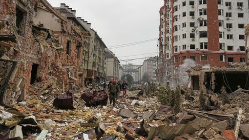 Následky obřího ruského bombardování v Kyjevě, 28. září 2025.