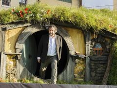 Novozélandský režisér Peter Jackson vychází z "hobitího" příbytku, aby pronesl slavnostní řeč.