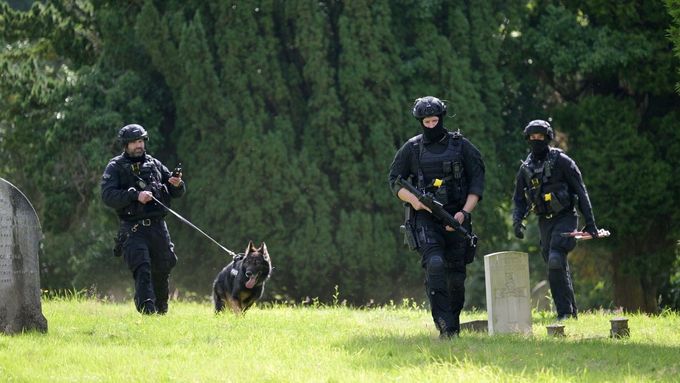 Velkou Británií otřásla trojnásobná vražda kuší. Policie pachatele dopadla.