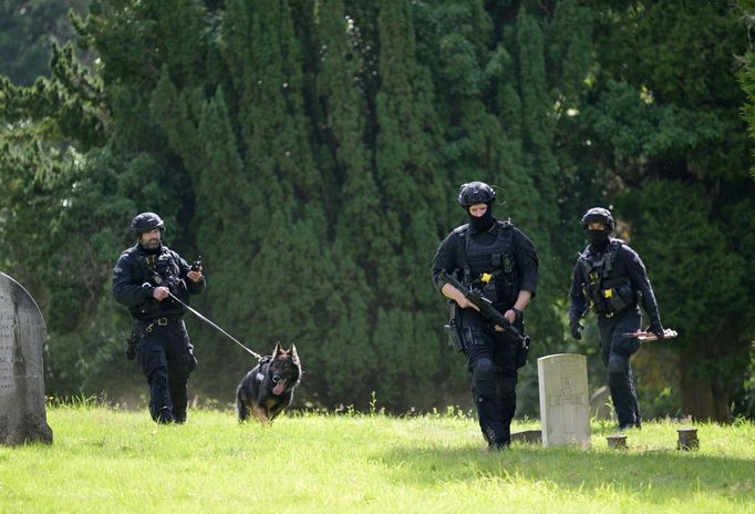 Velkou Británií otřásla trojnásobná vražda kuší. Policie pachatele dopadla.