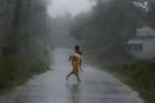 Cyklón Roanu bičuje pobřeží Bangladéše. Zemřelo 21 lidí, půl milionu je evakuovaných