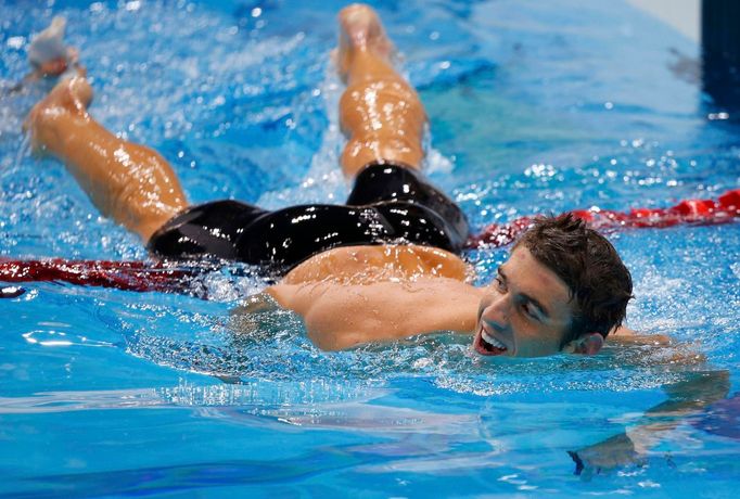 Americký plavec Michael Phelps se raduje z vítězství ve štafetě na 4x200 metrů během OH 2012 v Londýně.