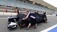 Celý závodní víkend začíná pro mechaniky a inženýry přejímkou stojů. Komisaři FIA všechno monoposty okouknou a přeměří, jestli jsou v souladu s pravidly.